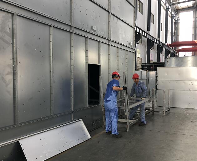 閉式冷卻塔廠（chǎng）家員工正確佩戴安全帽